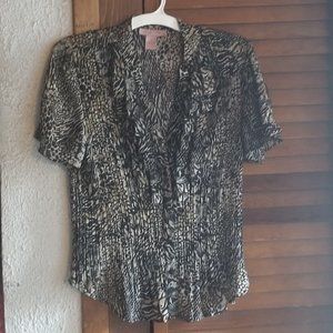 Misty & Max short sleeve blouse with v-neck size medium